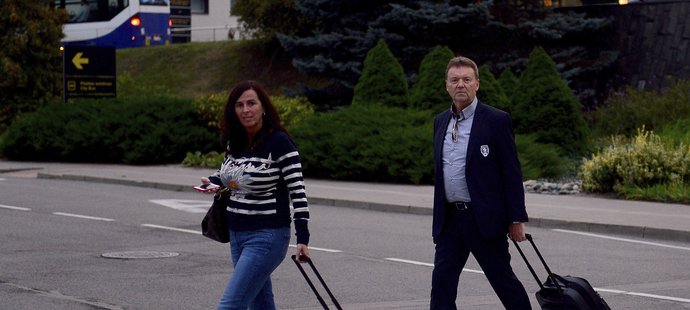Dagmar Damková a Roman Berbr po příletu do Rigy