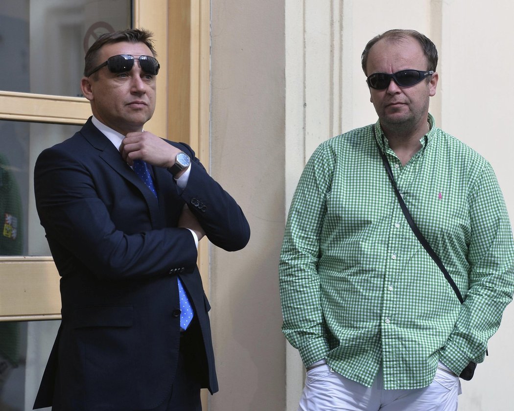 Martin Svoboda alias Chřestýš (vpravo) čeká na soudní projednávání své korupční kauzy