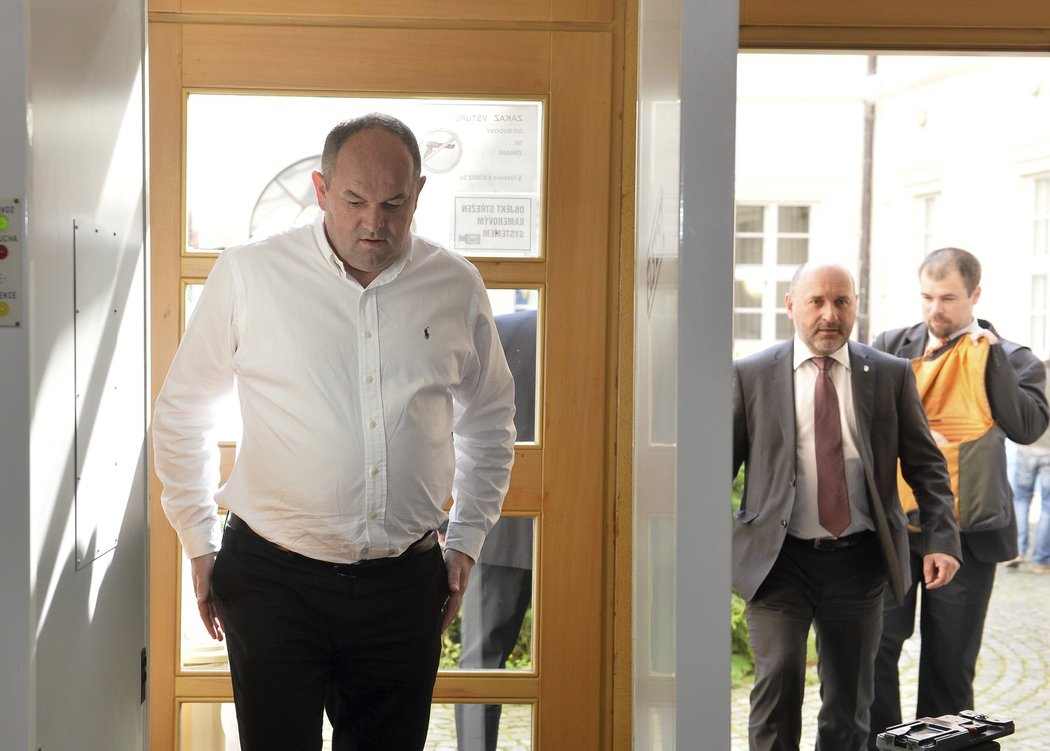 Šéf FAČR Miroslav Pelta přichází do budovy soudu, kde probíhá přelíčení s Chřestýšem