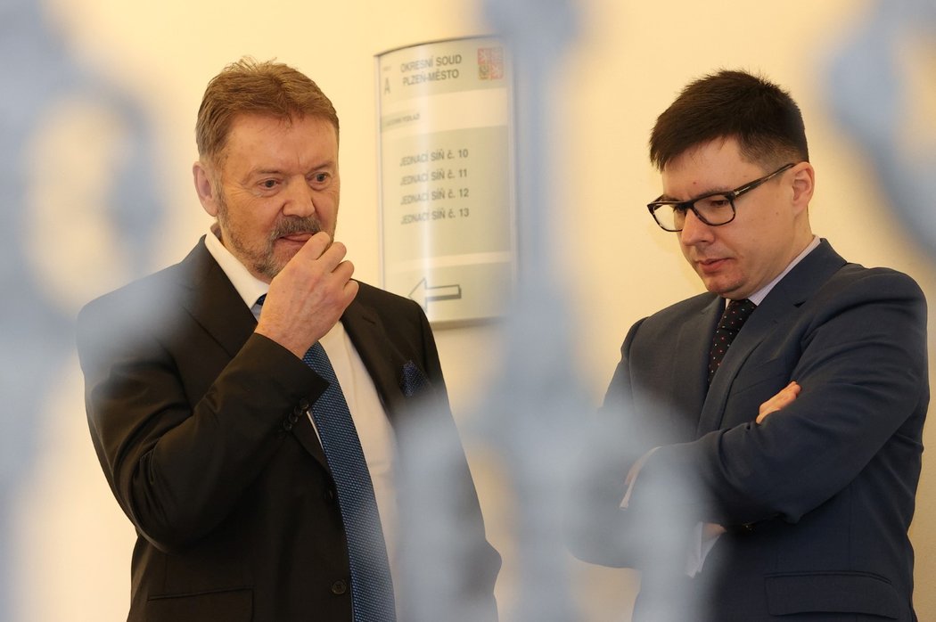 Roman Berbr během krátké pauzy, vpravo je jeho právní zástupce Michal Sýkora