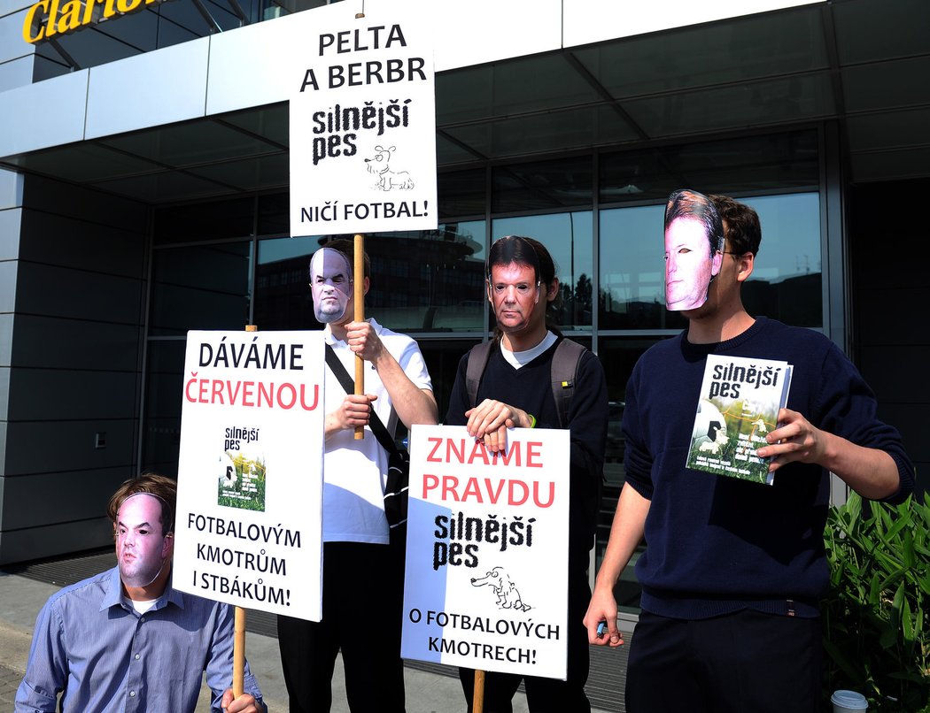 Skupinka demonstrantů před hotelem Clarion, kde se sešla valná hromada FAČR