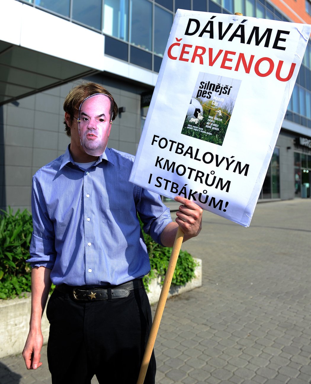 Jeden z protestujících před valnou hromadou FAČR podpořil výzvu deníku Sport Dejme kmotrům červenou