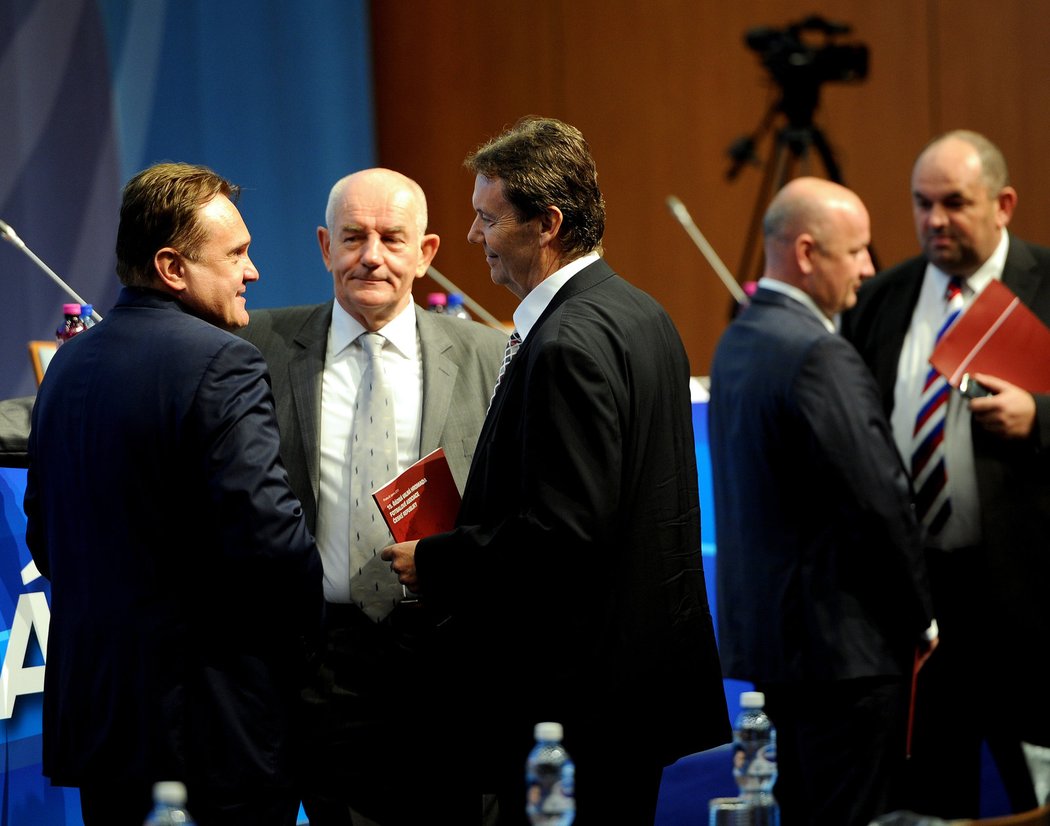 Roman Berbr (uprostřed) v rozhovoru s delegáty valné hromady FAČR, úplně vpravo Miroslav Pelta a Adolf Šádek