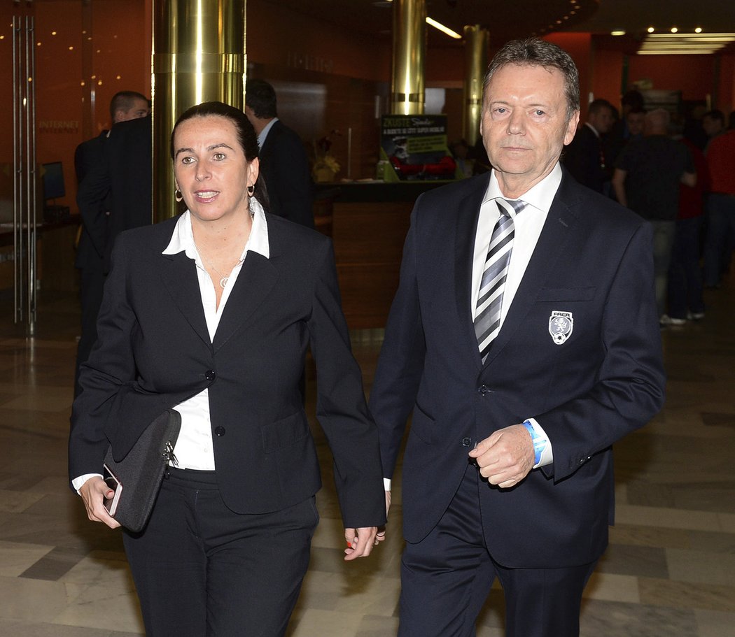 Bývalá předsedkyně Komise rozhodčích FAČR Dagmar Damková s manželem Romanem Berbrem