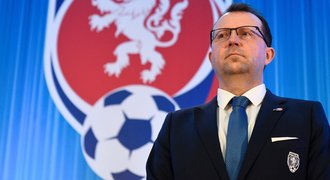 Šéf fotbalu svolá schůzku kvůli VAR. Peníze z Číny mají zpoždění