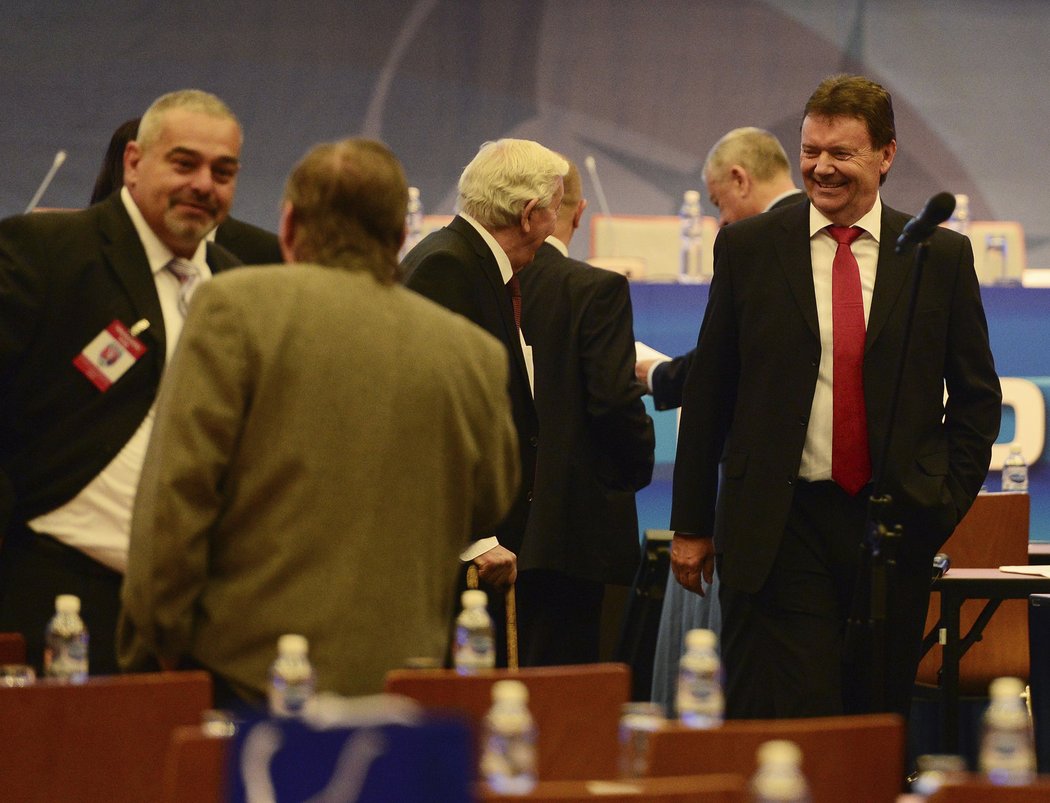 Místopředseda FAČR Roman Berbr před zahájením jednání na 16. valné hromadě rozdával úsměvy