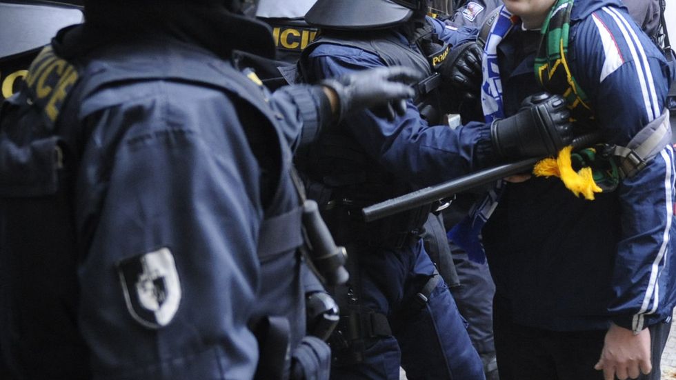 Fanoušek Baníku v diskusi s policejními složkami.