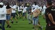 Fanoušci Baníku vtrhli v zápase s Opavou na hrací plochu
