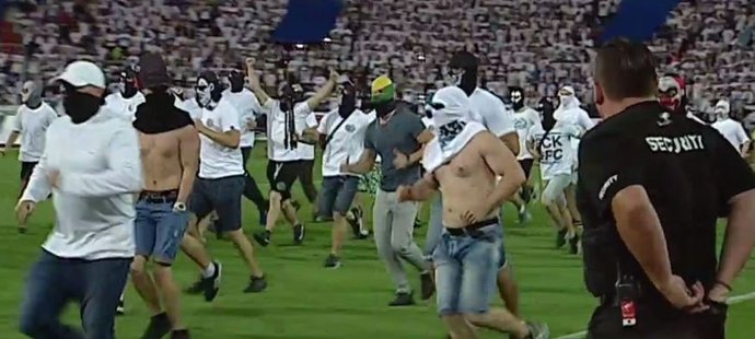 Fanoušci Baníku vtrhli v zápase s Opavou na hrací plochu