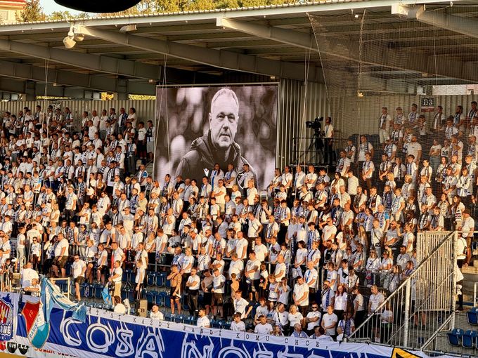 Baník na Slovácku: minutový potlesk pro Mikloška, Brabec s podobiznou, partnerka v slzách Baník na Slovácku: minutový potlesk pro Mikloška, Brabec s podobiznou, partnerka v slzách