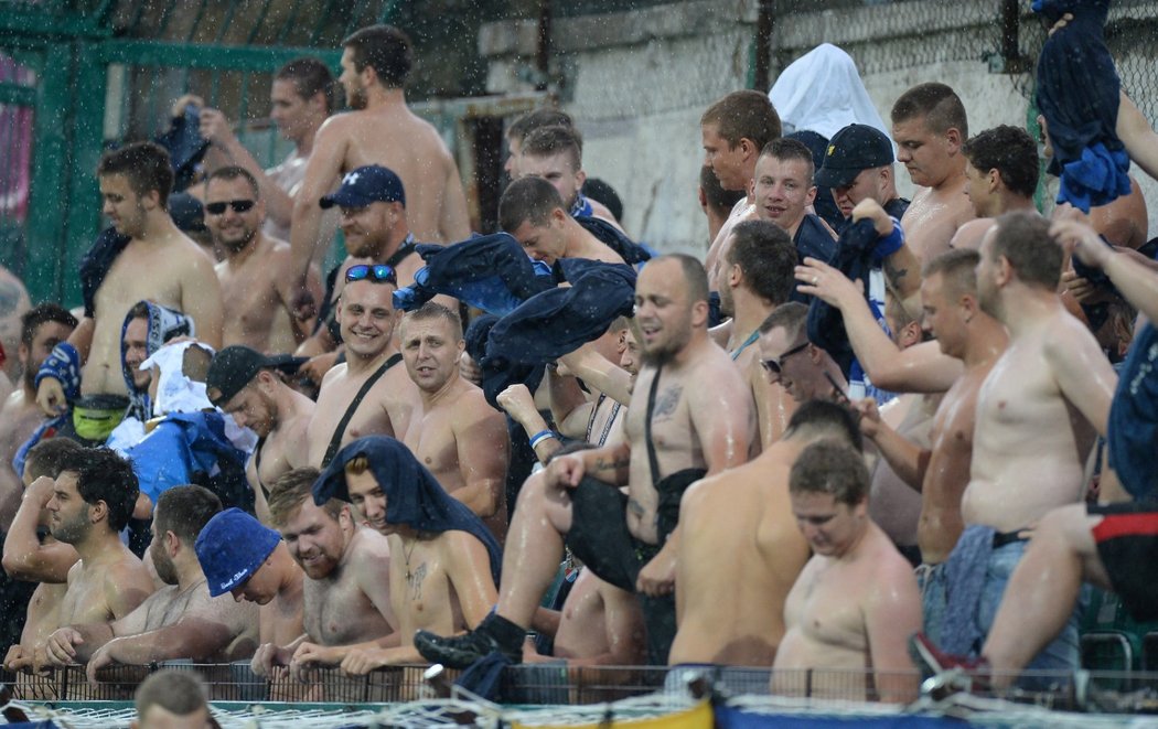 Fanoušci Baníku Ostava během utkání na Bohemians