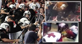 Brutalita v Aténách. Policisté obušky seřezali fanoušky Bayernu