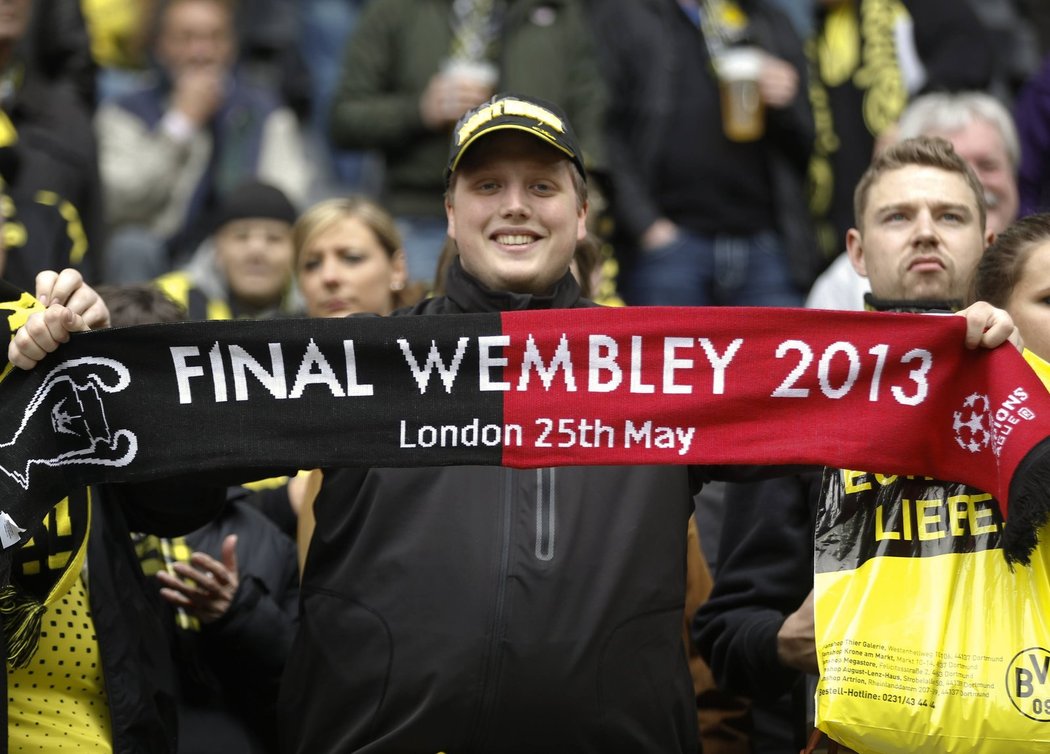 Natěšení fanoušci na německé finlále Ligy mistrů ve Wembley