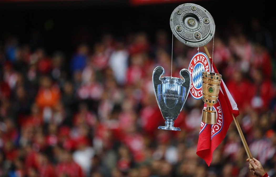 Tři vymodlené poháry. Všichni v Bayernu doufají, že na konci sezony klub oslaví tři trofeje - pro vítěze Ligy mistrů, ligy a ligového poháru