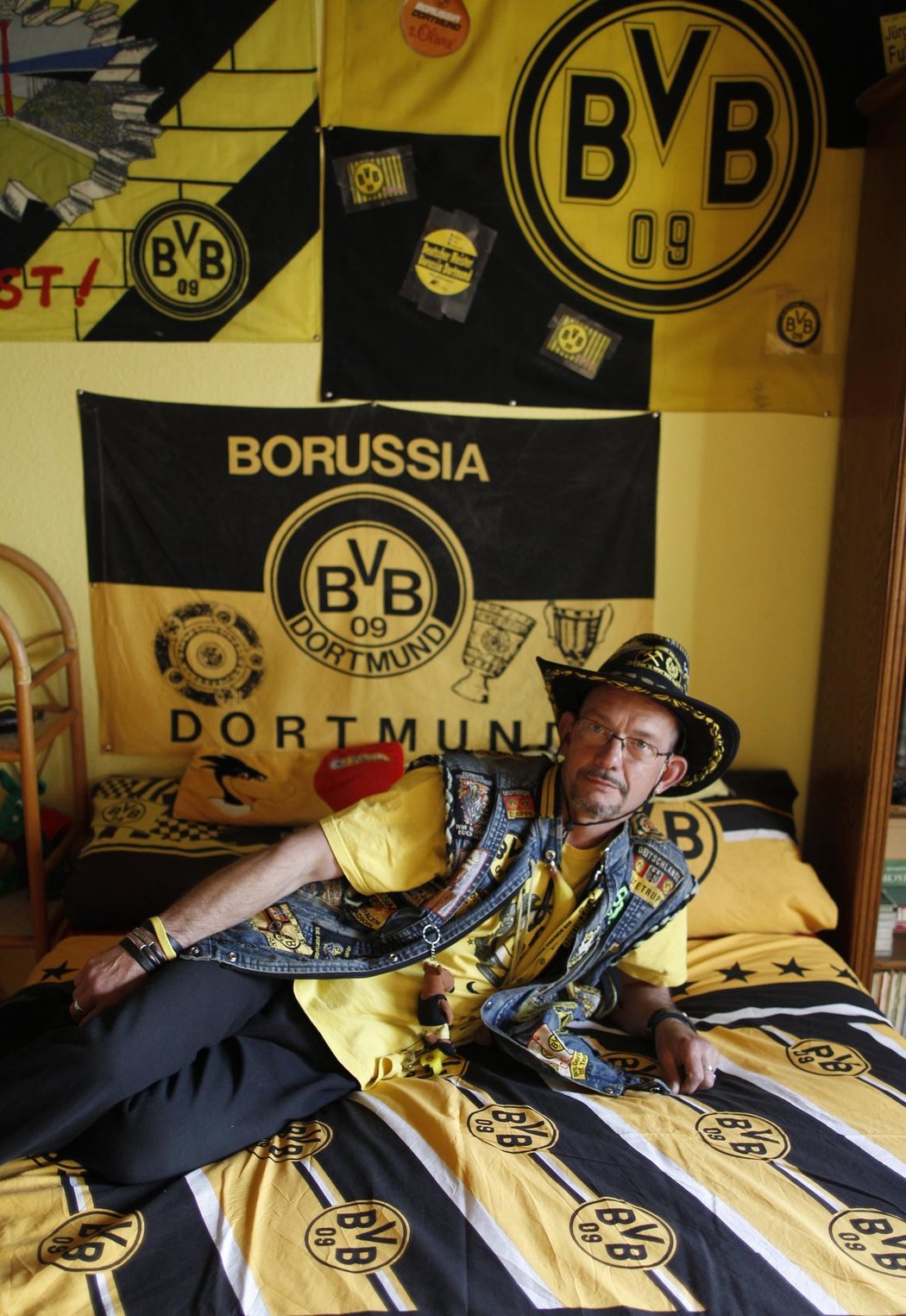 Povlečení, dresy, vlajky, plakáty... Fanoušek Borussie Dortmund má v srdci jen svůj milovaný klub