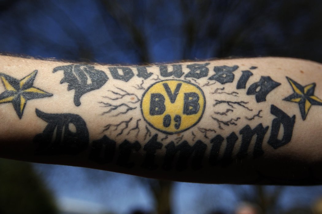 Ruka německého fanouška, který si nechal udělat tetování na motivy svého oblíbeného klubu