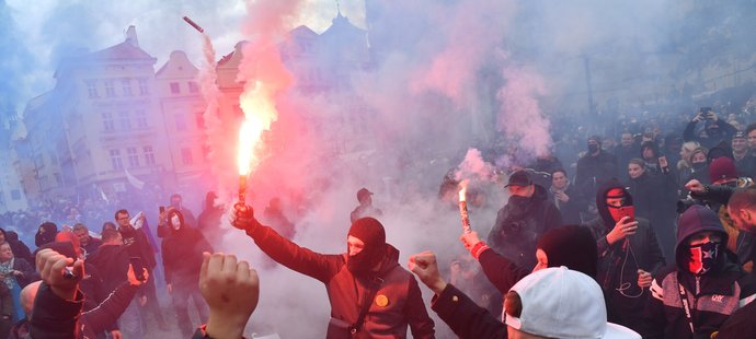 Protest fotbalových hooligans na Staroměstském náměstí