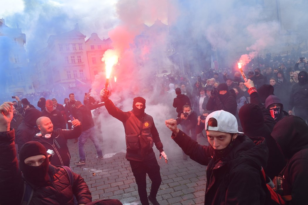 Protest fotbalových hooligans na Staroměstském náměstí