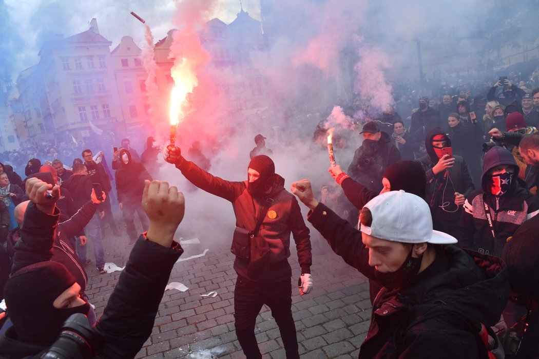 Protest fotbalových hooligans na Staroměstském náměstí