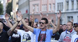 Chuligáni Hajduku řádili v Liberci: Světlicí zapálili dům v centru města