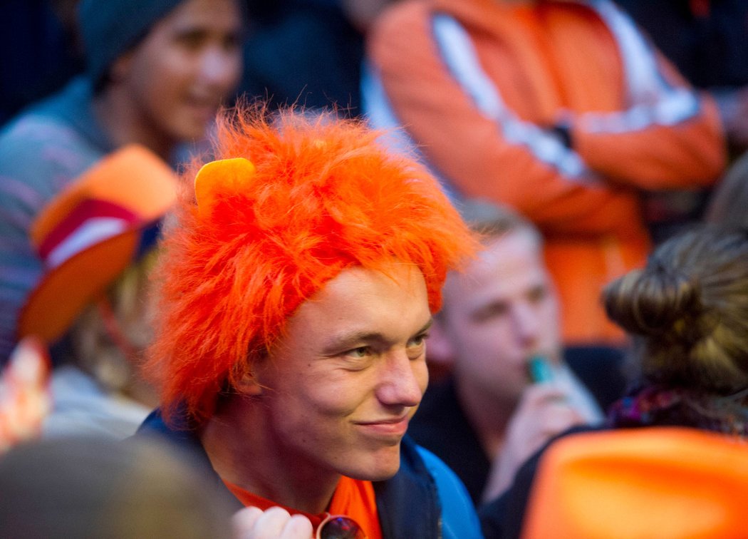 Jeden z fanoušků sleduje zápas v Amsterdamu