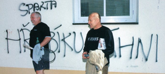 Jaroslav Hřebík před "ozdobenou" zdí svého domu v Benešově