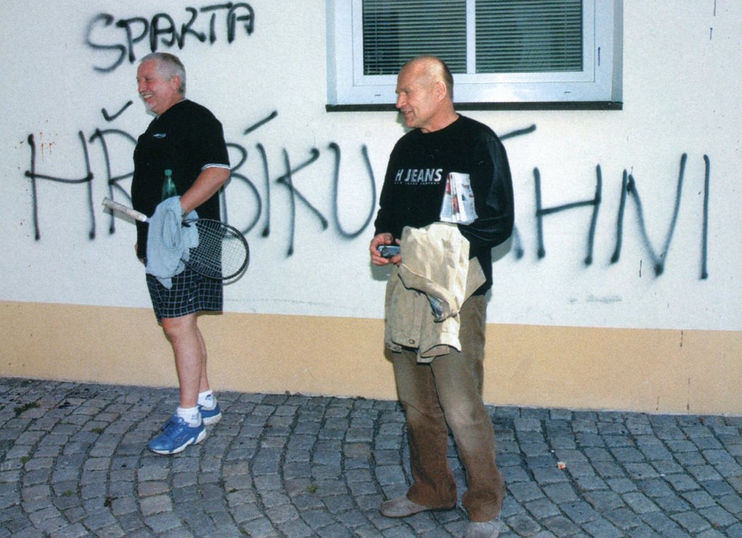 Jaroslav Hřebík před \\\\\&#34;ozdobenou\\\\\&#34; zdí svého domu v Benešově