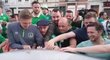 Irští fanoušci poničili auto, společnými silami ho zase spravili