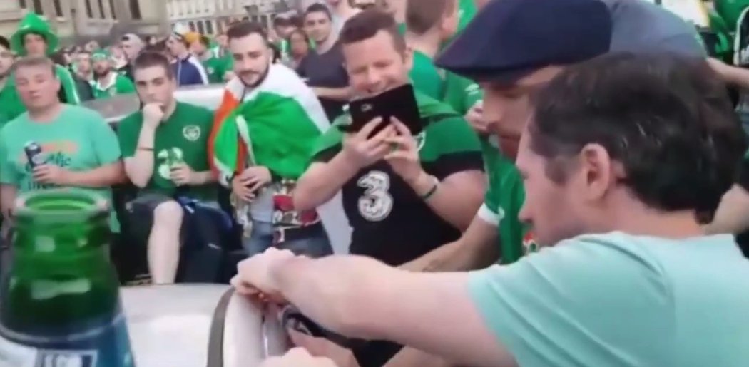 Irští fanoušci poničili auto, společnými silami ho zase spravili