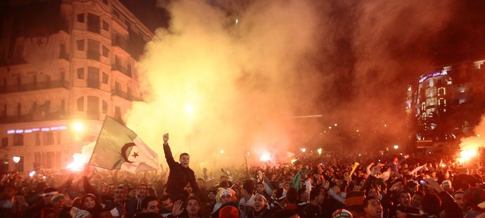Fanoušci v hlavním městě Alžírska divoce slaví postup na mistrovství světa