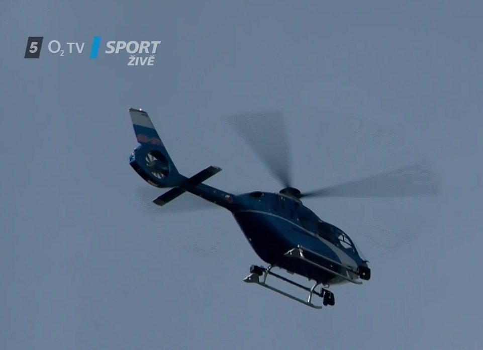 Sport živě. Policejní vrtulník v Budějovicích monitoruje fanoušky Baníku, toho času v sektoru hostí
