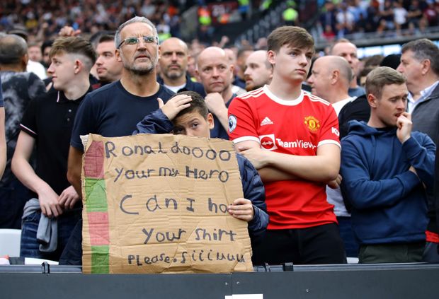 Fanoušci na Old Trafford podporují navrátilce Cristiana Ronalda Fanoušci na Old Trafford podporují navrátilce Cristiana Ronalda