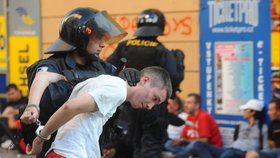 Policie zasahuje proti řádícím fanouškům fotbalového celku Crvena Zvezda Bělehrad.