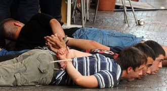 Chilská policie pozatýkala 122 slavících fandů