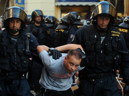 Policie zasahuje proti řádícím fanouškům fotbalového celku Crvena Zvezda Bělehrad.