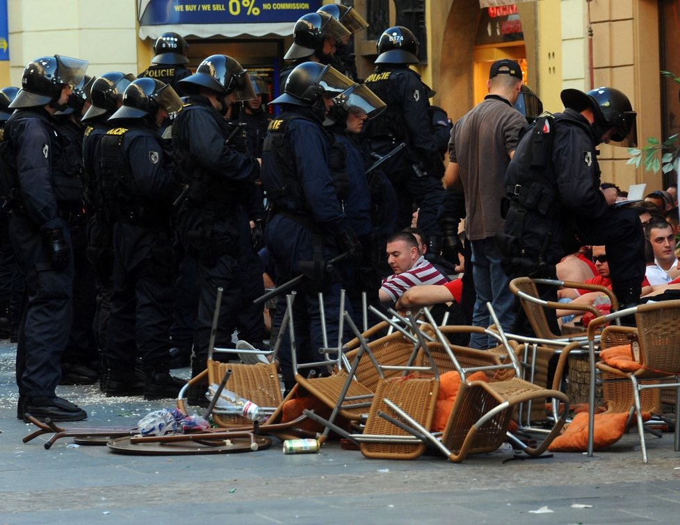 Policie zasahuje proti řádícím fanouškům fotbalového celku Crvena Zvezda Bělehrad.