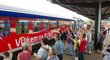 Zklamaní fanoušci v Ostravě, kde čeští fotbalisté nevystoupili z vlaku při cestě do Polska na mistrovství Evropy
