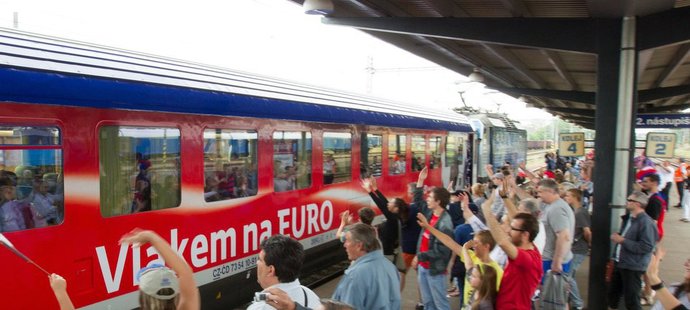 Zklamaní fanoušci v Ostravě, kde čeští fotbalisté nevystoupili z vlaku při cestě do Polska na mistrovství Evropy