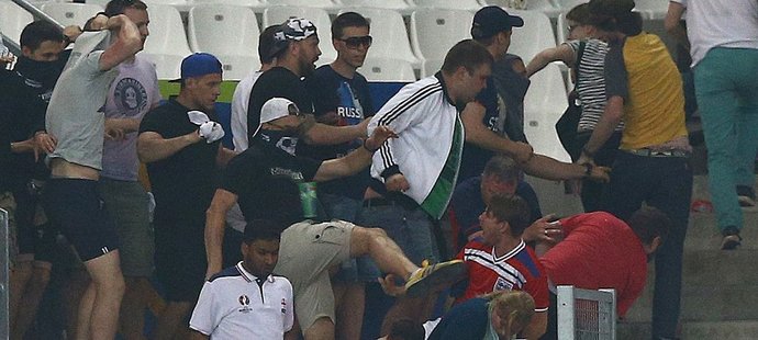 Ruští fanoušci napadají ty anglické v hledišti po vzájemném zápase na EURO