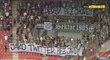 Fanoušci Bohemians a jejich transparent na začátku utkání proti Slavii