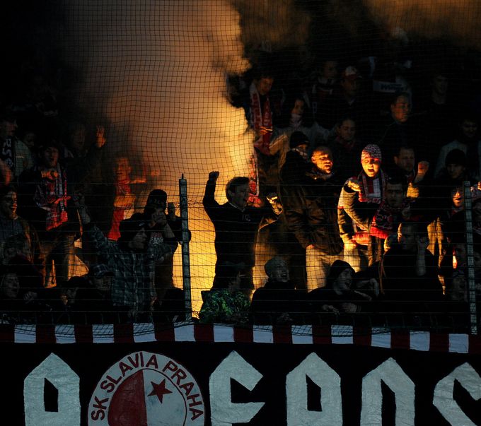 Fotbalistovi vhodili do bytu tři plynové bomby Fotbalistovi vhodili do bytu tři plynové bomby
