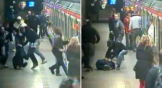 VIDEO: Brutální útok v metru! Chuligáni Slavie zkopali dva fanoušky Sparty