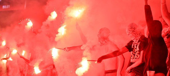 Fanoušci Slavie během ligového zápasu s Olomoucí