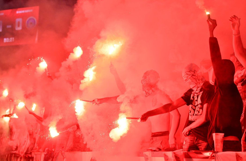 Fanoušci Slavie během ligového zápasu s Olomoucí