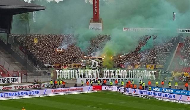 Pyroshow fanoušků Drážďan př zápase s Karlsruhe