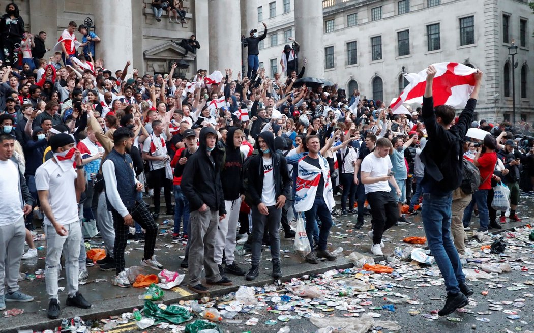 Angličtí fanoušci v ulicích Londýna