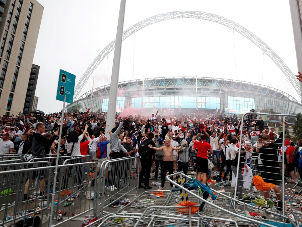 Velké množství fanoušků před Wembley