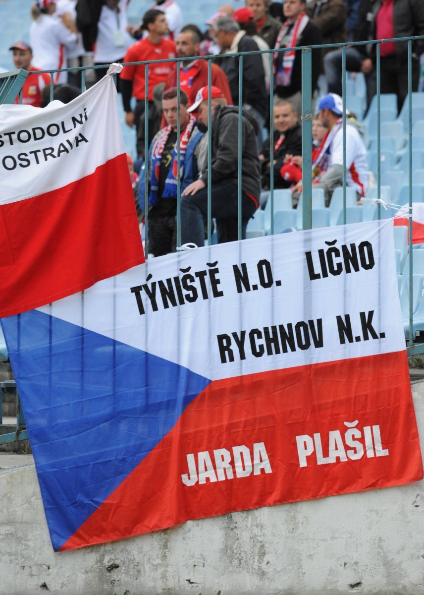 Fanoušci věří českým fotbalistům.