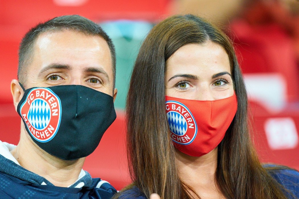 Fanoušci Bayernu v rouškách