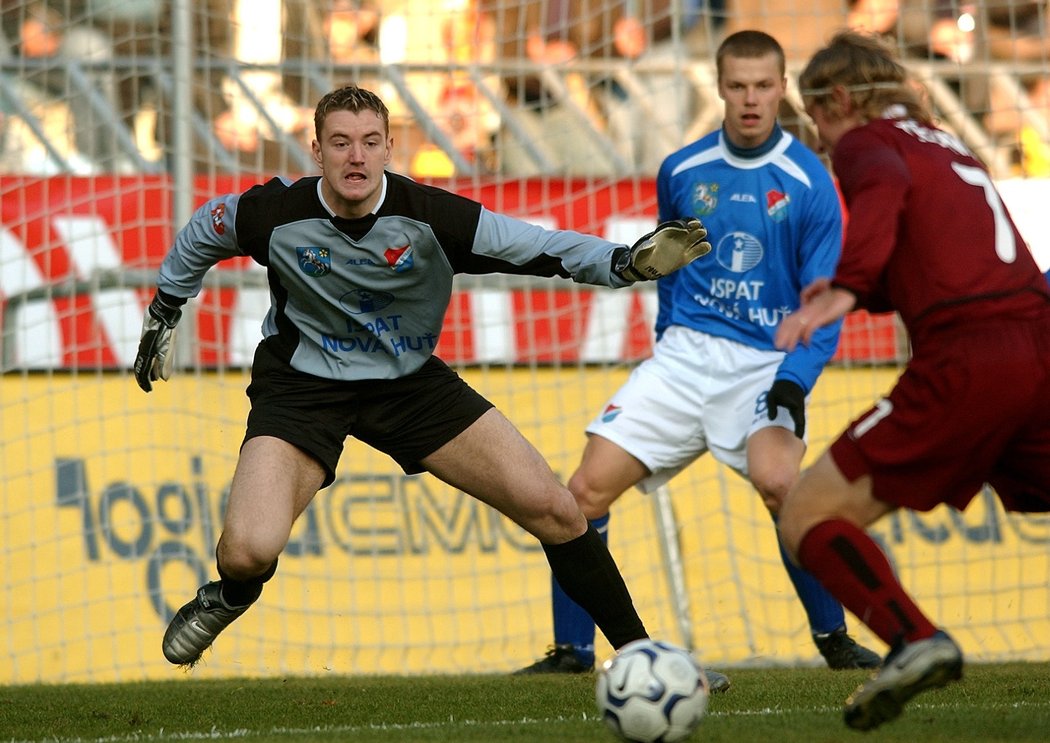 Jan Laštůvka proti Lukáši Zelenkovi ze Sparty v mistrovské sezoně 2003/04